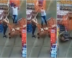 Homem joga carrinho de compras na cabeça de mulher em mercado; cena forte!