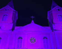 Símbolos religiosos recebem iluminação roxa na abertura da quaresma em THE