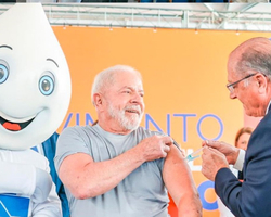 Lula lança campanha e é vacinado contra Covid-19 por Geraldo Alckmin
