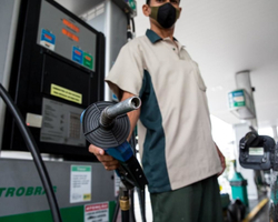 Preço da gasolina sobe 3% nos postos com repasse de reajuste da Petrobras