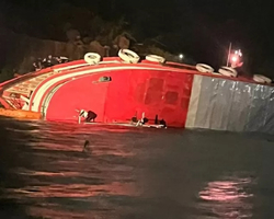 Após naufrágio, mais de 40 pessoas são resgatadas na orla de Manaus