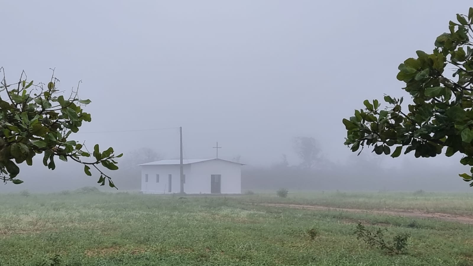 Capelinha coberta por neblina em Bom Jesus: metáfora para a brevidade da vida humana
