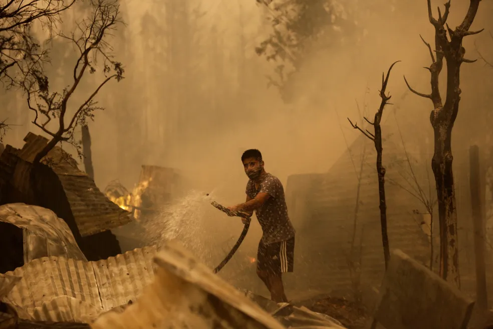 Chile decreta estado de catástrofe após incêndios assolarem o país (Foto:  REUTERS/Juan Gonzalez)