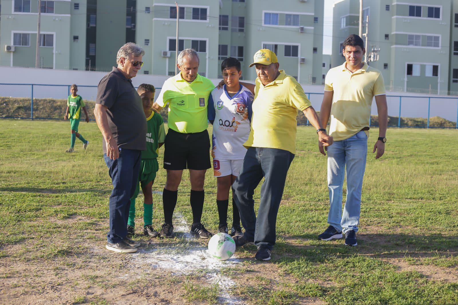 Dr. Pessoa durante inauguração de campo de futebol (Marcelo Cardoso)