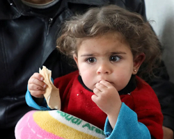 Bebê é resgatada de escombro após terremoto na Síria; mãe e irmãos morreram