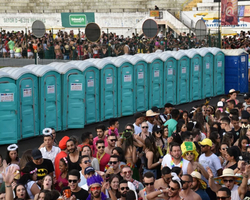 Confira qual melhor jeito certo de usar banheiro químico no Carnaval