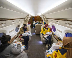 Avião presidencial leva bebês salvos após terremoto na Turquia 