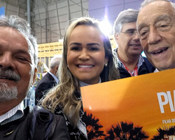 Presidente de Portugal recebe livro de André Pessoa em Feira de Turismo 