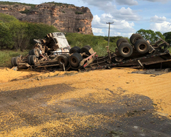 Grave colisão entre carreta, ônibus e caminhão baú deixa feridos no Piauí