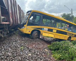 Trem colide em ônibus escolar da Apae e deixa duas alunas mortas