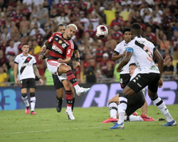 Flamengo vence o Vasco por 3 a 2 e sai na frente na final do Carioca
