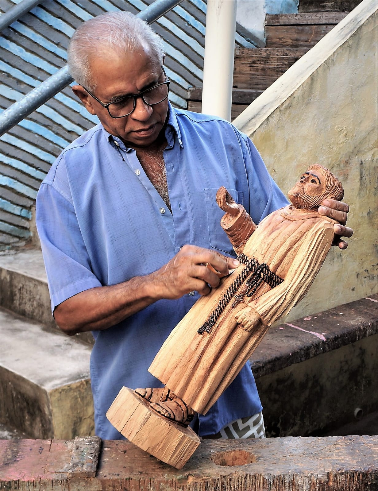 Mestre Pascoal trabalha com arte santeira no Piauí. (Foto: Divulgação)