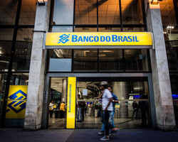 Caixa e Banco do Brasil suspendem crédito consignado para aposentados 