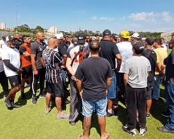 Corinthians: Grupo de torcedores rompe grade e invade centro de treinamento