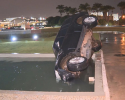 Carro de deputado cai em espelho d'água do Palácio do Planalto; vídeo