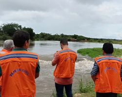 Rio Marathaoan atinge nível de alerta e famílias ficam ilhadas em Barras
