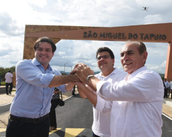 Fonteles entrega complexo cultural e esportivo em São Miguel do Tapuio