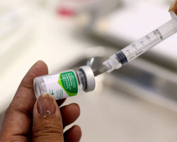 Vacina de alta proteção contra gripe para idosos chega à rede privada