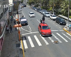 Motociclista voa sobre carro que parou para cão atravessar avenida; vídeo