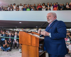 Lula propõe salários iguais e cotas para mulheres vítimas de violência