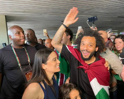 Marcelo desembarca no Rio com festa dos vários torcedores do Fluminense