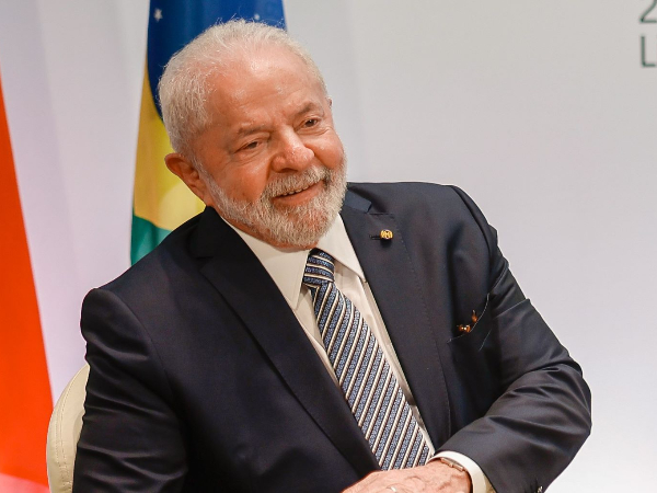 Lula anuncia aumento do salário mínimo e da isenção do Imposto de Renda