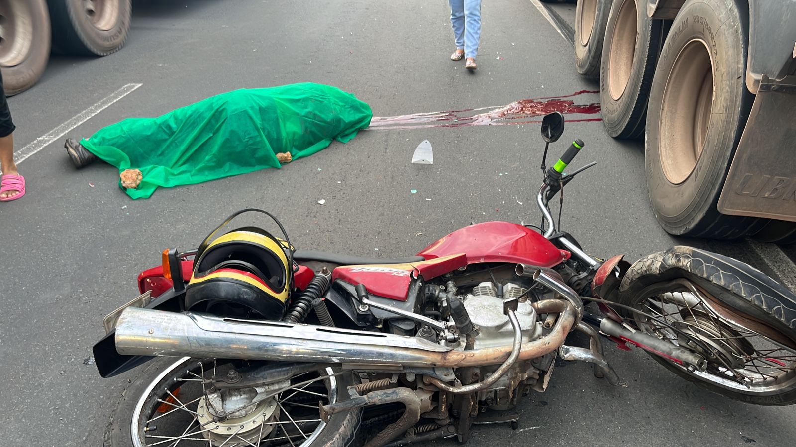 Mototaxista morre após ser atropelado por carreta na BR-316 em Teresina - Imagem 1