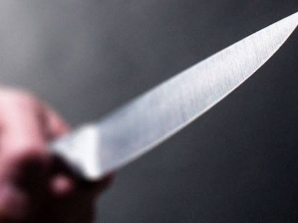 Homem mata esposa a facadas com a filha no colo e acaba morto pela polícia