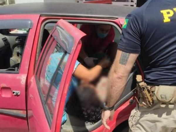 Mulher dá à luz dentro de carro com ajuda de agentes da PRF em Parnaíba