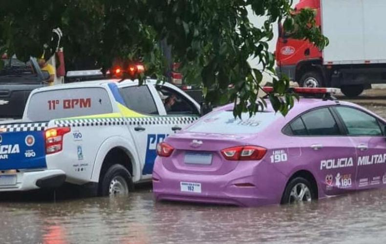 Em São Raimundo Nonato, a água da chuva deixou carros ilhados (Foto: Redes sociais)